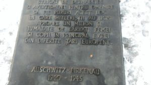 placa_comemorativa_auschwitz